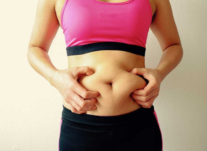Muốn giảm cân cần phải biết rõ tình trạng mỡ trên cơ thể mới mình có được giải pháp thích hợp. Đầu tiên là loại mỡ mềm: Vì có hormone nữ nên phụ nữ bị tích tụ nhiều mỡ mềm hơn đàn ông, nhất là ở bụng, hông, đùi hoặc cánh tay. Lớp mỡ này rất nhẹ và xốp nên khi giảm mỡ mềm rất khó nhận ra nếu chỉ căn cứ vào cân nặng. Bạn chỉ biết mình đã giảm mỡ mềm khi mặc quần áo vào thấy rộng ra. Mỡ này rất khó giảm dù bạn có tập luyện chăm chỉ.
