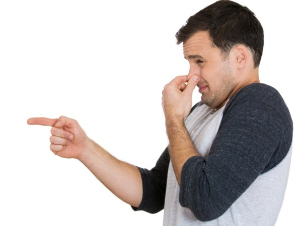 Đầy hơi: Một trong những nguyên nhân phổ biến nhất gây quặn bụng là đầy hơi, có thể là do vi khuẩn phát triển quá mạnh hoặc bạn “nín” xả hơi. Đầy hơi là một hiện tượng bình thường và phổ biến, khi bị đầy hơi thì nên “xả” để ruột kết không bị đau.