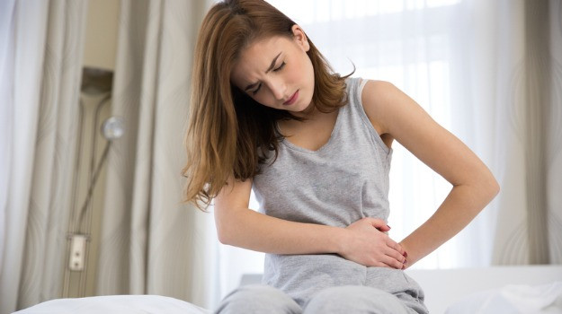Táo bón: Táo bón gây ra những cơn đau ở nhiều đoạn ruột khác nhau. Chỗ đau hay thay đổi vị trí là vì cơ ruột kết co rút lại để đẩy phân cứng về phía trowcs. Khi chịu quá nhiều áp lực, ruột kết sưng lên và gây đau quặn. Để tránh táo bón nên uống nhiều nước và ăn nhiều chất xơ.