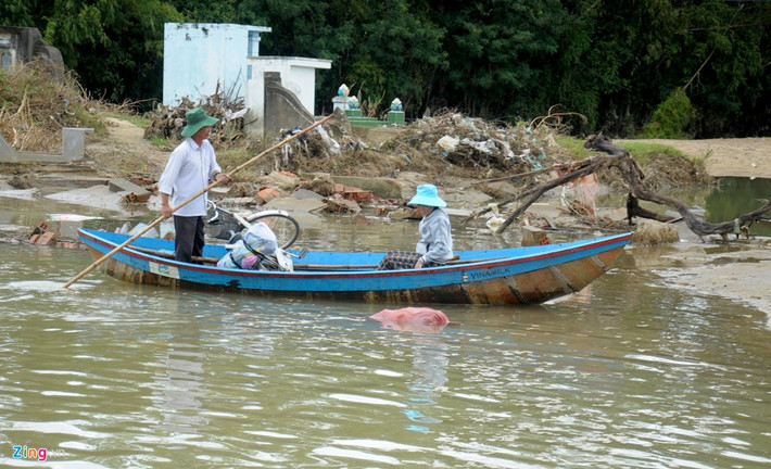 Suốt 3 tuần qua, hơn 1.000 hộ dân ở thôn Bình Lâm và Hữu Thành (xã Phước Hòa) phải đi lại bằng ghe vượt nhánh sông sâu chảy xiết.