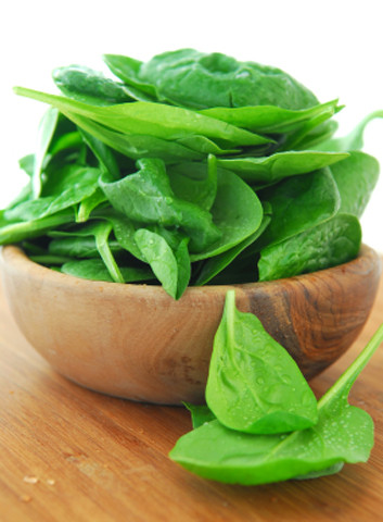 Cải bó xôi: Bạn có thể dùng cải bó xôi non làm salad hoặc nấu chín. Những lá cải già cần rửa nhiều lần để hết chất bẩn rồi hấp, luộc qua hoặc xào. (Nguồn ảnh: besthealthmag)