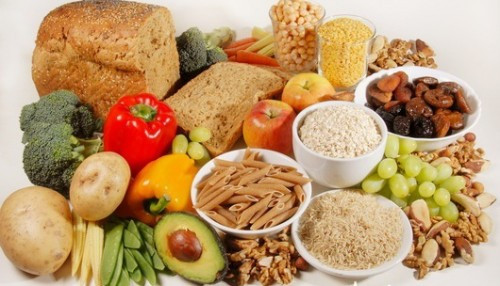 Chất xơ là phần có trong thực vật mà cơ thể người không phá hủy hay tiêu hóa được nhưng lại có ảnh hưởng lớn đến sức khỏe. Trong cơ thể, chất xơ giống như một miếng bọt biển lọc lấy những thứ đi qua đường tiêu hóa rồi đẩy chúng ra ngoài. Đây là lý do vì sao chất xơ có tác dụng làm giảm các cholesterol xấu. 