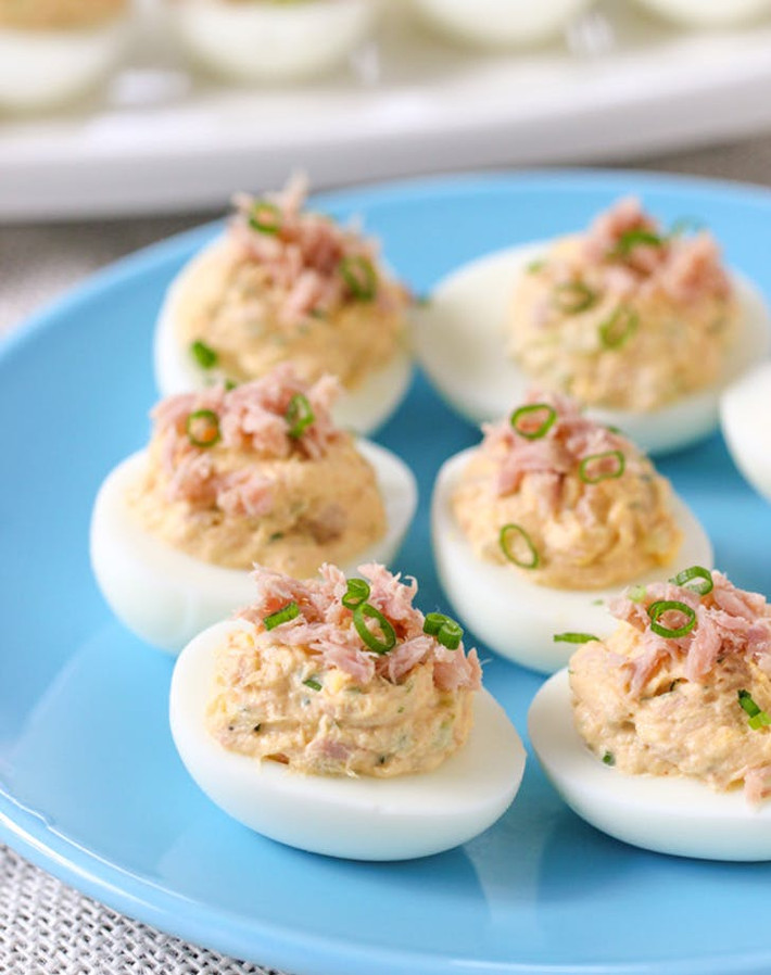 Trứng nhồi cá ngừ: Luộc trứng bóc vỏ cắt làm đôi, tách lấy lòng đỏ trộn với mayonnaise và sữa chua, cho thêm một ít mù tạt, tương ớt, bột tỏi, cần tây rồi cho vào một túi bắt kem, cắt góc rồi nặn nhân vào chính giữa lòng trắng trứng.(Nguồn ảnh: PW)