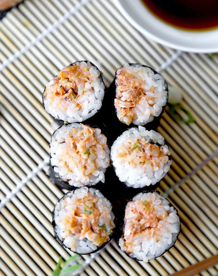 Sushi cuộn cá ngừ cay: Trộn cá ngừ hộp với tương ớt (nếu có tương ớt sriracha là tốt nhất), ½ thìa dầu ớt, ½ thìa dấm gạo, hành lá thái nhỏ và một ít mayonnaise. Vì phần cá ngừ trộn này đã có vị chua nên phần cơm để cuộn sushi không cần cho thêm dấm.