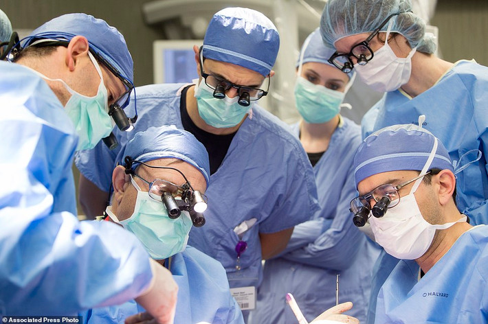 Đội ngũ bác sĩ tại Mayo Clinic đã thực hành ghép mặt với tử thi trong 3 năm qua đã cùng nhau thực hiện ca phẫu thuật đầy cam go kéo dài 56 tiếng, trong đó có 25 tiếng lấy xương, cơ, da và dây thần kinh của người đã chết. Phần tái tạo mặt cho Andy được thực hiện từ mắt trở xuống và kéo dài thêm 32 tiếng nữa.