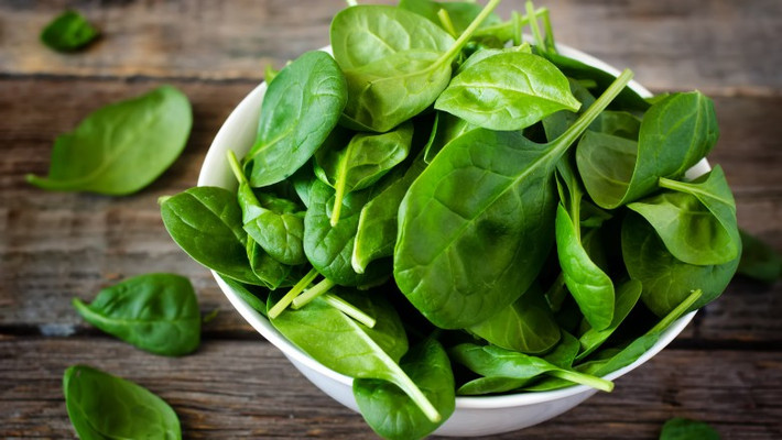 Rau cải bó xôi có thể dùng làm salad, xay sinh tố, xào nấu. Nhưng dù chế biến kiểu nào thì cũng đừng quên rằng cải bó xôi có hơn 50 loại thuốc trừ sâu.