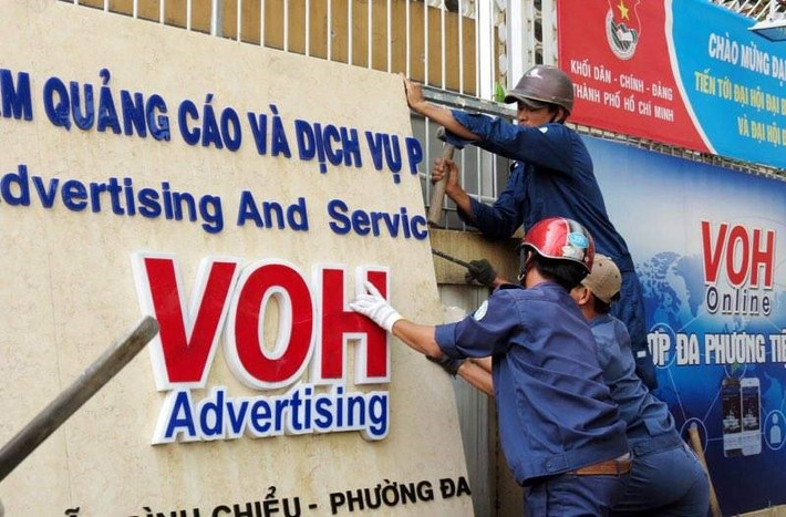 Trước đó, sáng cùng ngày, tại Đài Tiếng nói Nhân dân TP.HCM (VOH), đoàn liên ngành quận 1 phát hiện bồn hoa, bảng hiệu cao 2 m, ngang khoảng 4 m của cơ quan này nhô ra ngoài đã lập biên bản, tháo dỡ.