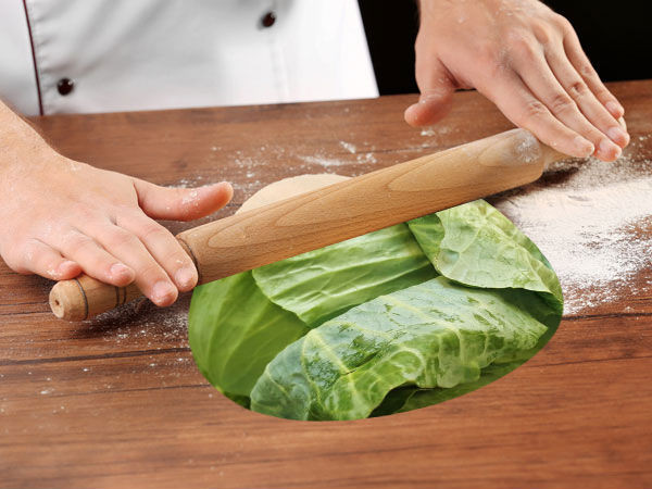 Một phương pháp khác nếu không có tủ lạnh là dùng một cây cán bột cán lên lá bắp cải. Mục đích là tạo những đường nứt trên lá để nước lá rỉ ra.