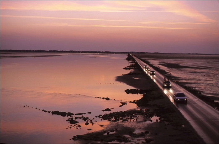 Đường Passage du Gois, Pháp: Đây là con đường dài 4,5 mét kỳ lạ nhất thế giới khi chỉ mở vài giờ mỗi ngày. Nếu cố đi, người lưu thông sẽ bị chìm xuống biển sâu, nguyên nhân vì con đường sẽ biến mất do thủy triều lên.