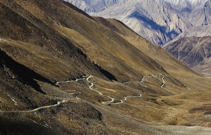 Khardung La, Ấn Độ: Khardung La, Ấn Độ được Tổ chức kỷ lục thế giới Guinness công nhận là con đường đèo cao nhất thế giới. Con đường này vắt vẻo nằm ở độ cao 5.602 mét so với mực nước biển, cao hơn cả núi Elbrus cao nhất nước Nga.