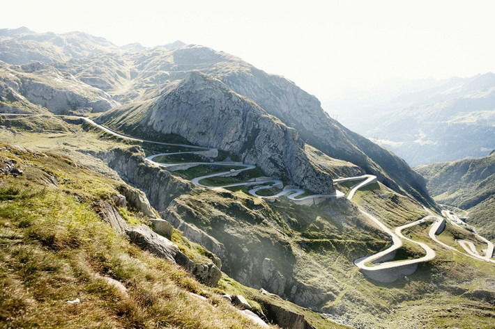 Gotthard Pass, Thụy Sĩ: Một trong những con đường có đèo cao nhất dãy Alps. Con đường dài 64km, du khách sẽ phải bất ngờ trước vẻ đẹp của nó.