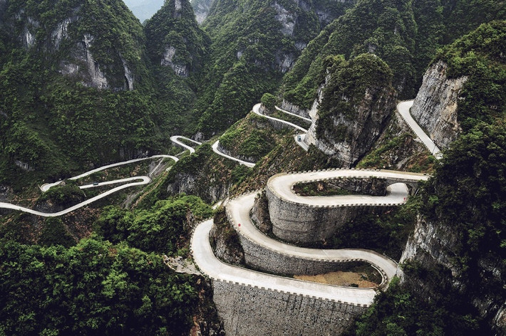Thiên Môn Sơn, Trung Quốc: Con đường này dài 10 km và có tới 99 lượt dốc, điểm đầu và điểm cuối nối nhau có chiều cao 1.000 mét. Các lái xe phải có thần kinh thép để vượt qua cung đường kinh hoàng này.