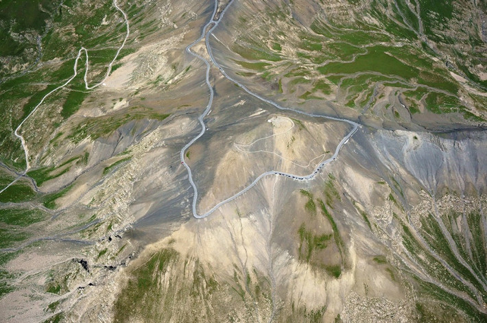 Col de la Bonette, Pháp: Nằm ở độ cao 2.000 mét, con đường có độ dốc lớn mà bất cứ tay lái nào cũng phải sởn gai ốc.