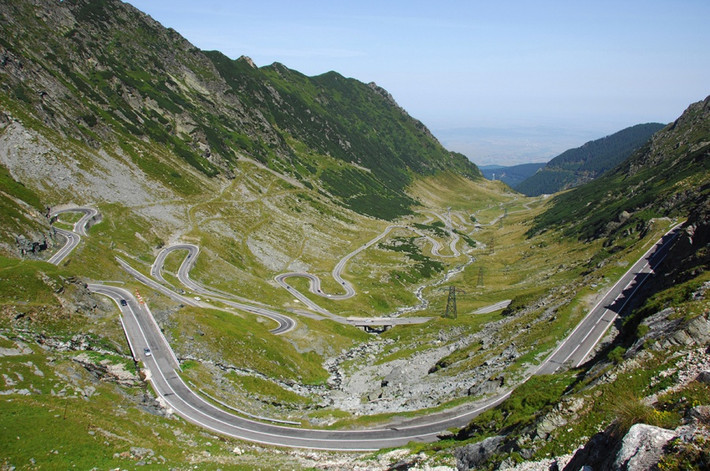 Transfăgărășan, Rumani: Transfăgărășan là con đường nằm ở dãy núi Carpathian và đi qua dãy núi Fagras, ở độ cao 2.034 mét so với mực nước biển. Là con đường cao nhất ở quốc gia này. Con đường ngoằn ngoèo, vô cùng hiểm trở nhưng sở hữu cảnh vật xung quanh tuyệt vời.