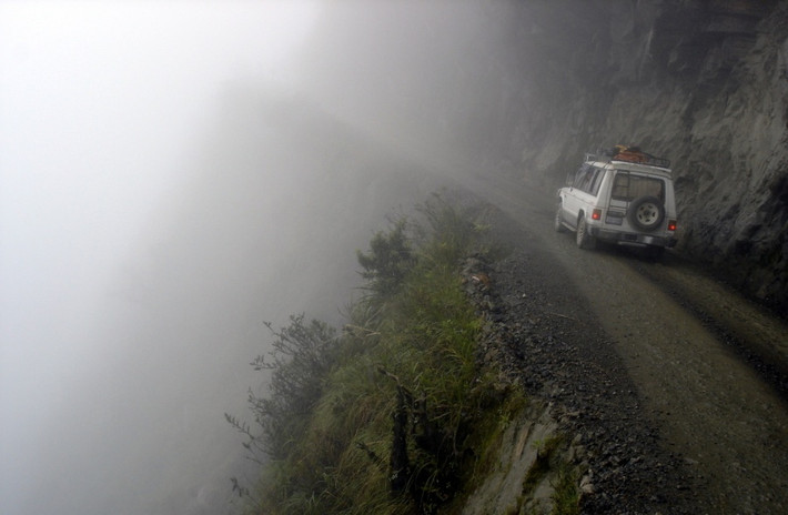 Đường Yungas, Bolivia: Đây là con đường nguy hiểm nhất thế giới với một bên là núi dốc, một bên là vách đá cao 600 mét. Mỗi năm có đến 200 - 300 người tử vong khi tham gia giao thông tại nơi này.