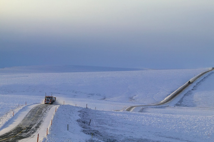 Cao tốc Dalton, Alaska: Cao tốc Dalton được mệnh danh là con đường bị cô lập nhất thế giới với chiều dài 666 mét nối liền 3 ngôi làng tại đây. Con đường toàn một màu trắng xoá của tuyết và nó được cho là cao tốc nhiều tuyết nhất trên thế giới.