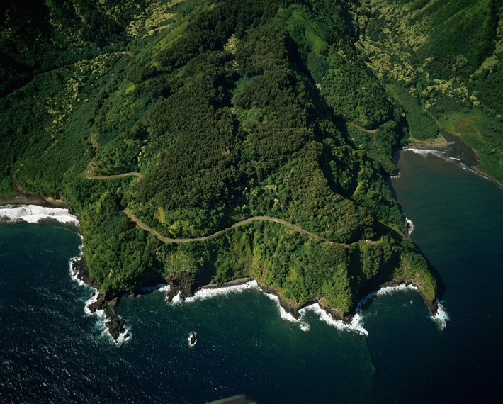 Hana, Hawaii: Đường dài 112 km kết nối Kahului với Hana trên đảo Hawaii Maui. Cung đường quanh co và hẹp, có tới 59 cây cầu, trong đó có 46 cầu chỉ có một làn đường. Đường thường xuyên phải đóng cửa do sạt lở.
