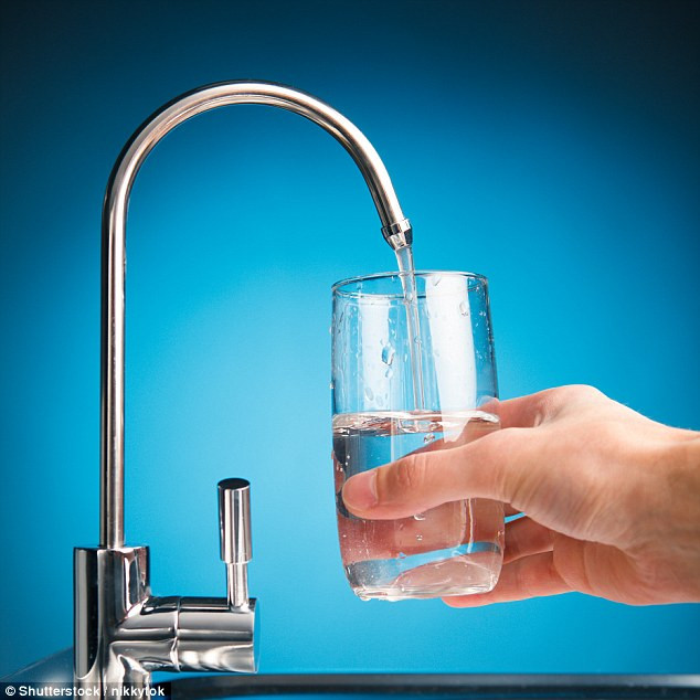 Máy lọc nước khiến nước sạch hơn và ngon hơn nhưng vật dụng nhà bếp này cũng là kẻ giết người thầm lặng. Nước lọc bị mất đi những khoáng chất quan trọng cần cho cơ thể như magie và canxi. WHO công bố khi thiếu những chất này thì tỉ lệ mắc các bệnh tim mạch tăng lên. Ngoài ra nước lọc là một chất hấp thu, khi tiếp xúc với không khí sẽ hấp thu CO2 khiến nước có tính axit. Khi uống vào sẽ tạo điều kiện cho vi khuẩn, bệnh tật, nấm men phát triển.