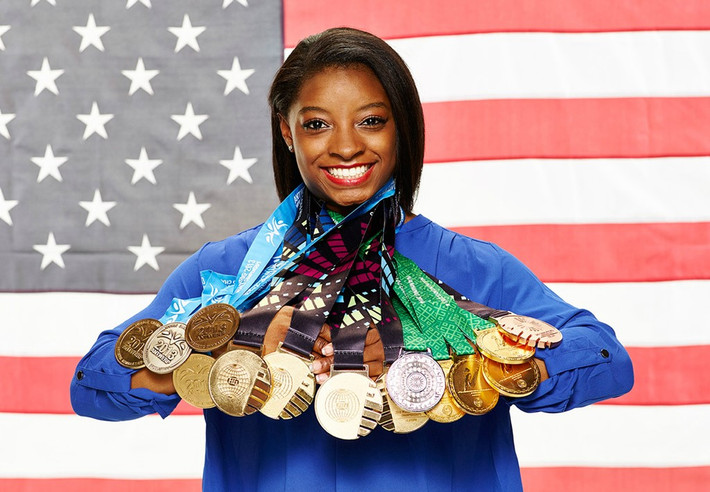 10. Simone Biles (19 tuổi, Thể thao) là một trong những vận động viên thành công nhất lịch sử môn Thể dục dụng cụ nước Mỹ, với 10 danh hiệu vô địch tại các giải đấu quốc tế. Tại Olympic Rio 2016 vừa qua, Simone giành tới 4 HCV cá nhân. Không chỉ được nhiều thương hiệu như Nike, Kellogg, Hershey săn đón, nữ vận động viên người Mỹ còn sở hữu dòng thiết bị tập thể dục của riêng mình. Ảnh: NBC Olympics.