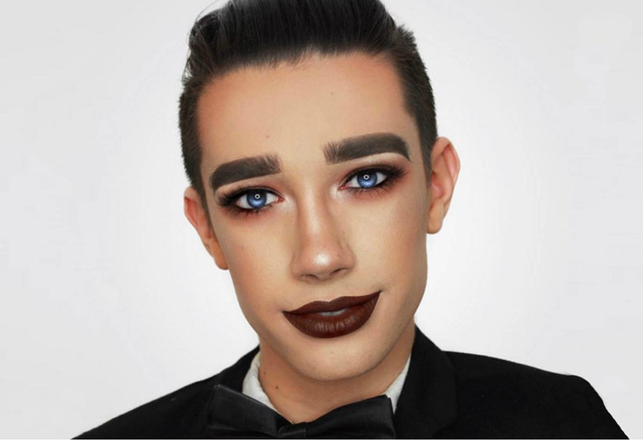 5. James Charles (17 tuổi, Nghệ thuật và phong cách) là chàng trai đầu tiên được chọn làm gương mặt đại diện của thương hiệu mỹ phẩm Cover Girl trong suốt 50 năm qua. Từ một nam sinh tự học trang điểm, James hiện là người mẫu quảng cáo sáng giá, thường xuyên xuất hiện trên các tạp chí lớn và sóng truyền hình quốc gia. Instagram với 1,2 triệu fan là nơi chàng trai Mỹ truyền cảm hứng và bí quyết cho mọi người tự tin vào bản thân. Ảnh: Telemundo.