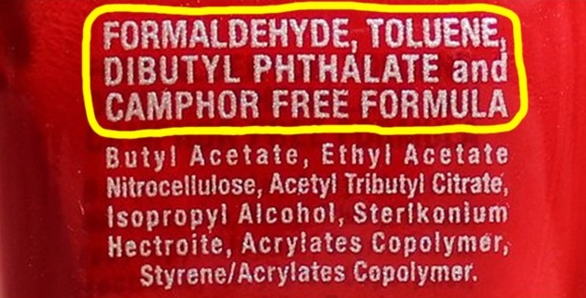 Một hóa chất khác có trong sơn móng tay là formaldehyde, một chất khí không màu giữ cho sơn móng tay không bị hỏng khi để lâu.