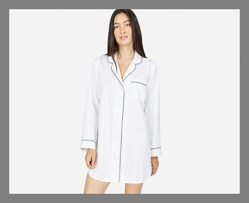 Hãy mua cho nàng một thứ nàng thấy không nhất thiết phải tự mua như một bộ pijama tinh tế chẳng hạn.