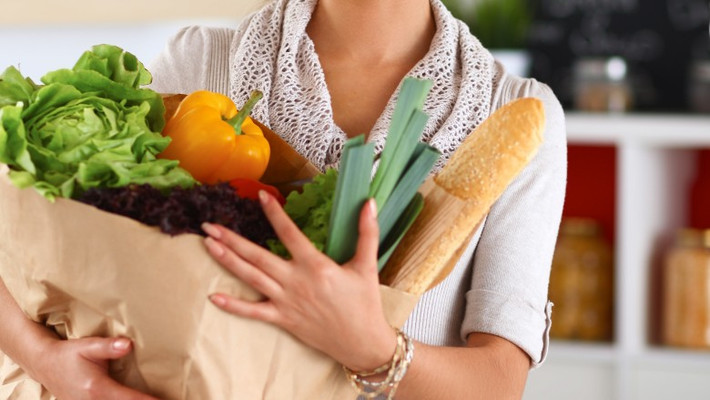Mua rau quá sớm: Một số loại rau củ quả như măng tây, quả bơ, nấm, ngô, bông cải xanh sẽ chỉ để được từ 1-2 ngày là sẽ hỏng. Ngược lại nếu là ớt chuông, tỏi tây, cà chua, cải xoăn thì sẽ để được 1 tuần. Bí, cà rốt, bắp cải, hành tây thì lâu hơn. Bạn cần biết những đặc điểm này để không phải đi chợ nhiều lần.