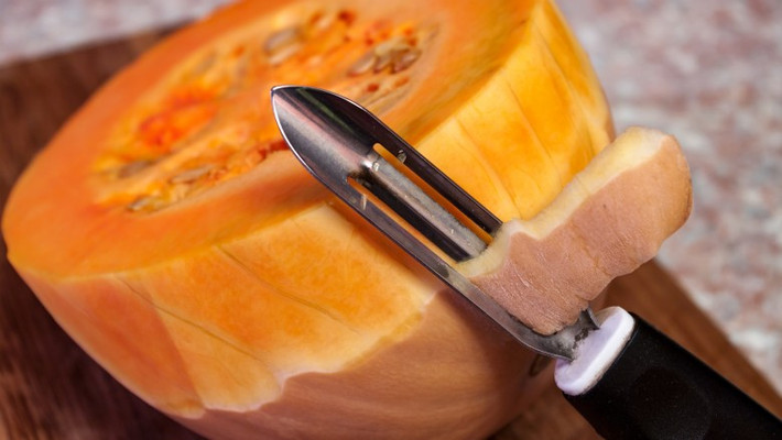 Không biết cách gọt vỏ: Những loại khó gọt như gừng có thể dùng cạnh thìa để gọt, tỏi thì có nhiều cách để bóc vỏ, trong đó có cách dùng sống dao đập để vỏ tách ra. Các loại quả cứng như bí đỏ thì có thể cho vào lò vi sóng hoặc nhúng nước sôi trước cho mềm.