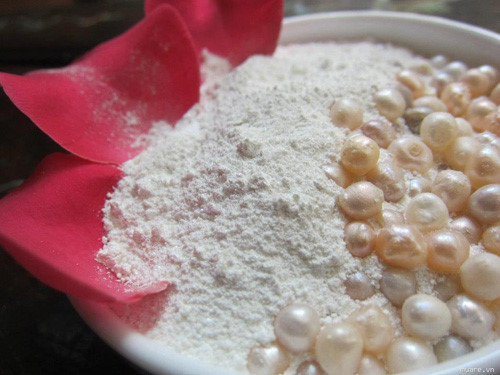 Bột ngọc trai là bột xay mịn từ ngọc trai thật. Theo y học Trung Quốc, bột ngọc trai có chứa những axit amino và khoáng chất có tác dụng kháng viêm sưng và thải độc, rất có lợi cho da. Vì bột ngọc trai có tác dụng làm sạch da và đẩy nhanh các tế bào mới nên được dùng để trị trứng cá.