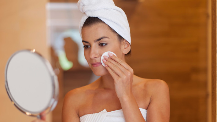 Để giữ gìn nhan sắc, phụ nữ tuổi 35 cần phải chú ý nhiều hơn đến chăm sóc da. Khi bị mụn, bạn thường dùng sản phẩm trị mụn có tác dụng làm khô mụn, chẳng hạn kem trị mụn có chứa axit salicylic. Nghe có vẻ hợp lý nhưng nó chỉ phù hợp với điều kiện bạn mới ngoài 20 tuổi. Ở tuổi này làn da khá dầu và khó khô. Nhưng đến tuổi 30 thì những đốm mụn thường không phải là mụn đầu trắng như tuổi 20 nữa mà là những đốm mụn nằm sâu bên dưới da, nguyên nhân thường do bị viêm chứ không phải do tuyến dầu.