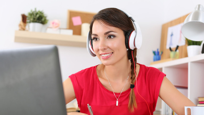 Vừa ăn trưa vừa xem video: Việc này làm bạn không thể nghe thấy tiếng mình nhai hay nghiền thức ăn, vô tình thói quen này khiến bạn ăn nhiều hơn bình thường. Tốt nhất là hãy để tai nghe sang một bên và để ý đến đồ ăn thức uống trong khi ăn.