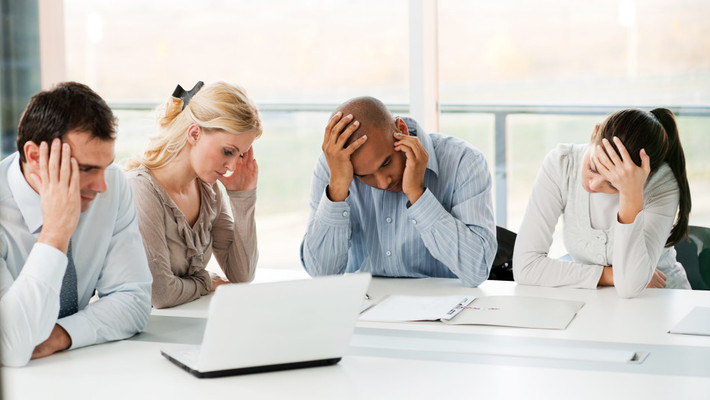 Luôn họp hành ngay trước giờ ăn trưa: Ăn trưa trong khi bị stress không phải là ăn trưa đúng cách. Những người này thường cũng sẽ ít có thể lựa chọn những món ăn tốt cho sức khỏe so với những người luôn thư thái trong ăn uống. Vì vậy, trước giờ ăn trưa nên tránh làm những việc gây stress.