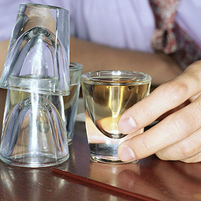 Uống quá nhiều rượu bia: Thừa chất cồn trong người sẽ làm tăng huyết áp, tăng mỡ máu, suy tim. Ngoài ra, thừa calo do uống rượu bia cũng sẽ dẫn đến tăng cân, nguy cơ trực tiếp đối với tim mạch. Chỉ nên giữ lượng rượu bia ở mức 2 đơn vị (ly rượu, cốc bia) đối với đàn ông và 1 đơn vị đối với phụ nữ.
