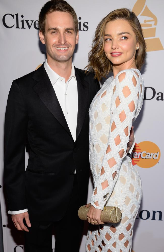 Siêu mẫu Miranda Kerr, người đang chuẩn bị cho đám cưới của mình với người điều hành Snapchat, tỉ phú Evan Spiegal, đã tiết lộ thói quen chăm sóc da mỗi buổi sáng mà cô không bao giờ bỏ qua. Cô rất thích cọ da, cụ thể là dùng bàn chải để cọ lên da khi khô.