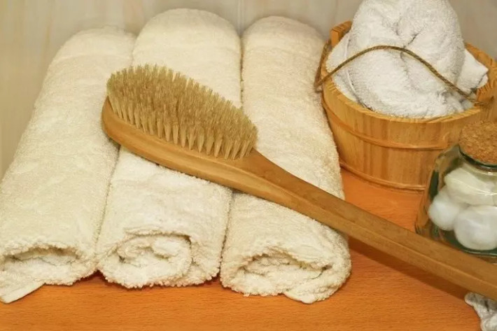Cọ da khô là dùng bàn chải khô cọ vào da. Cách chăm sóc da này được chứng minh là kích thích hệ bạch huyết và thải loại các độc tố trong cơ thể.