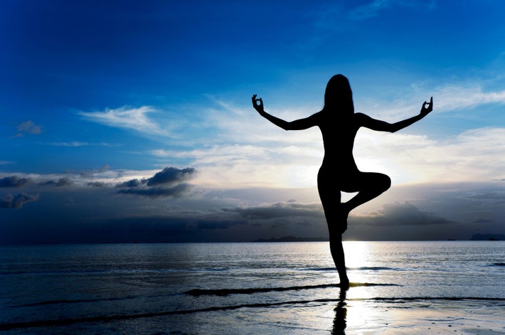 Nếu không muốn nghỉ ngơi hoàn toàn thì có thể vận động kiểu không tác động như tập yoga hay đi bơi để hỗ trợ quá trình hồi phục. (Nguồn ảnh: Men's health)