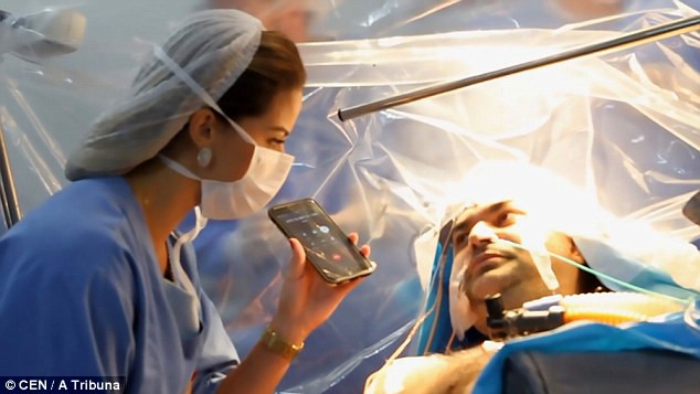 Trong quá trình mổ u não, anh Rolden còn được nói chuyện với vợ mình qua điện thoại, anh cho vợ biết mình đang cảm thấy giống như một chiến binh dũng cảm. (Nguồn ảnh: The Sun)
