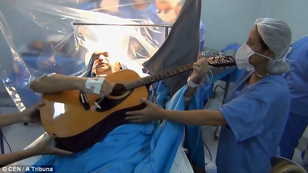Đây là khoảnh khắc gây ngạc nhiên về một bệnh nhân chơi nhạc cho các bác sĩ nghe trong khi đang nằm trên bàn mổ để phẫu thuật u não.