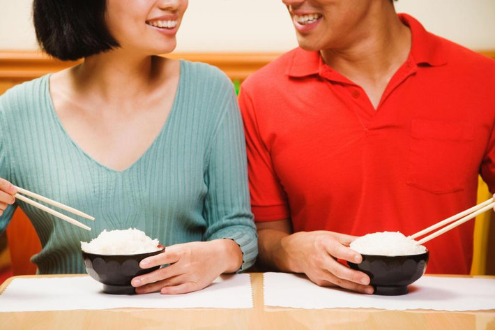 Mặc dù thạch tín vô cơ trong gạo là điều không tránh khỏi nhưng vẫn có cách để làm giảm lượng chất này. Thí nghiệm cho thấy có thể làm giảm lượng thạch tín trong gạo bằng cách thay đổi phương pháp nấu. Các nhà khoa học khẳng định nếu ngâm gạo trong nước qua đêm rồi ngày hôm sau mới nấu thì chất độc thạch tín sẽ trôi đi hết.