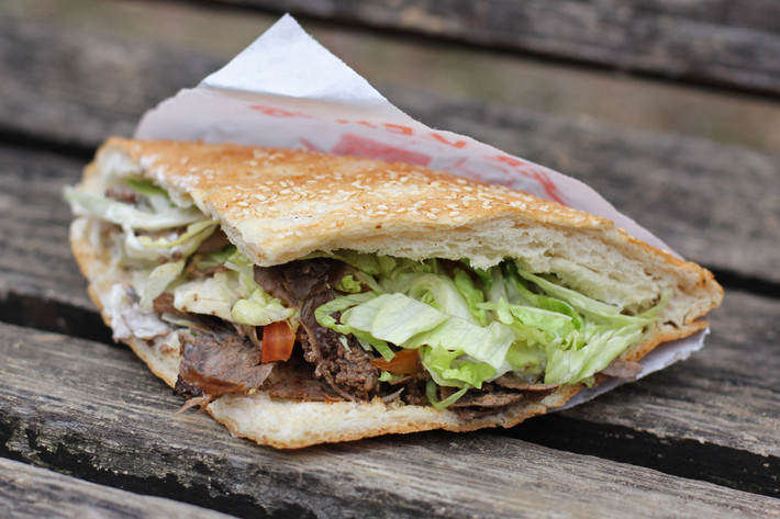 Döner: Nhắc đến ẩm thực Thổ Nhĩ Kỳ, đã nói đến kebap thì không thể thiếu döner. Về bản chất, đây là một món gồm các miếng thịt được đập dập rồi ướp với mỡ rắn (tức mỡ xung quanh quả cật của một số loài động vật như bò, cừu) cùng các loại gia vị, xiên vào que rồi nướng theo chiều thẳng đứng. (Ảnh: andberlin)