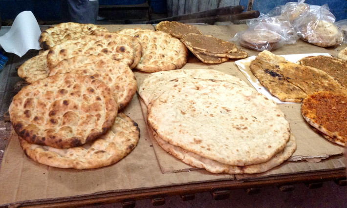 Lahmacun là một món ăn giống như bánh pizza với nhân là thịt xay nhỏ, hành tây và các loại gia vị khô. Món này được ăn cùng với cà chua, các loại rau xà lách. Hầu hết người Thổ Nhĩ Kỳ khi ăn đều vắt chanh lên rồi cuộn tròn lại giống như bánh tacos. (Ảnh: walksofturkey)
