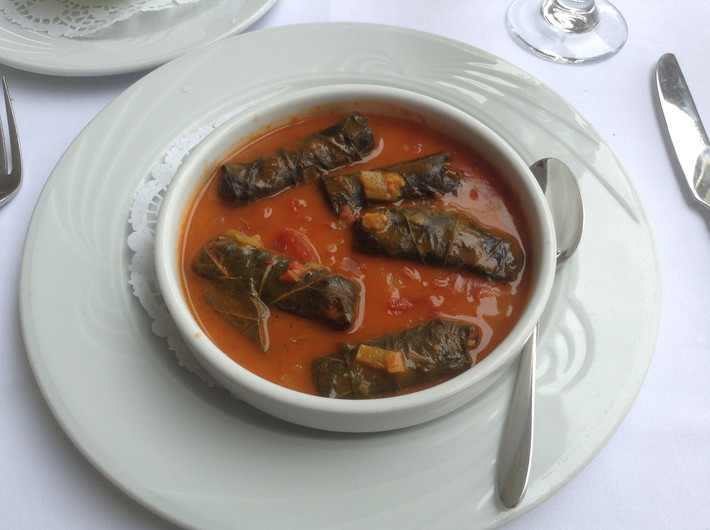 Dolma là món ăn làm từ các loại quả như cà tím, ớt chuông, cà chua, bí ngòi tươi hoặc khô, nhồi với hỗn hợp gồm cơm và hành tây cùng rất nhiều loại gia vị. (Ảnh: walksofturkey)