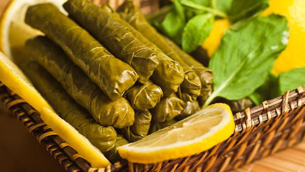 Thổ Nhĩ Kỳ rất đa dạng phong phú về các loại rau. Các món rau được chia làm hai loại: có thịt và không có thịt. Trong số những món rau không có thịt phải kể đến Yaprak Sarma, tức lá nho cuộn cơm, hành và các loại gia vị như bạc hà, quả lý chua, ớt và quế. (Ảnh: Hürriyet)
