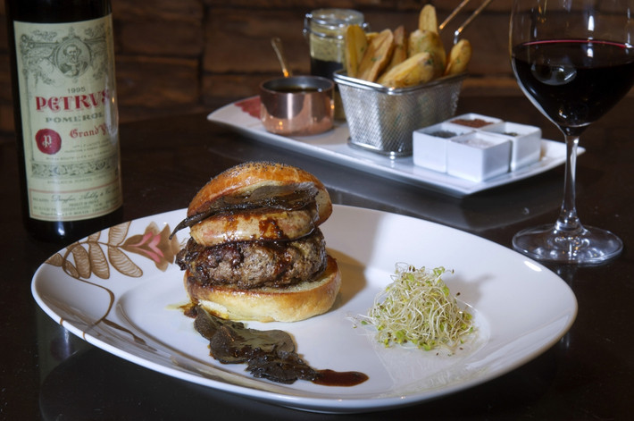 Một chiếc bánh burger được đặt tên là Fleurburger 5000 và 5.000 chính là giá của chiếc bánh, tính bằng đô la Mỹ. Tại sao ư? Món ăn đắt nhất thế giới này được làm từ thịt bò Kobe, bên trên còn có nấp truýp và gan ngỗng. Chưa hết, chiếc bánh còn được đi kèm với khoai tây chiên và một chai rượu Chateau Petrus năm 1995 (cũng có giá khoảng 5.000 USD). Ngoài ra còn kèm theo hai chiếc ly Ichendorf Brunello.