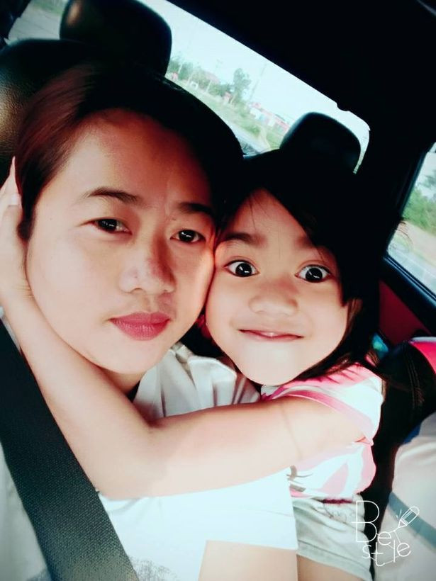 Được nhiều người biết đến nhưng bé Preo và gia đình không muốn nổi tiếng mà chỉ cần tìm người có thể chữa được căn bệnh bí ẩn này. Cô bé sợ rằng bệnh tình sẽ càng ngày càng xấu đi và cuộc sống của mình sẽ bị hủy hoại. (Nguồn ảnh: Mirror)
