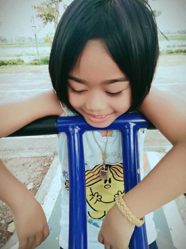 Tại Thái Lan, có một bé gái cứ mỗi lần bị đau đầu là máu từ mắt, mũi và tai bắt đầu đổ ra khiến ai cũng sợ hãi.