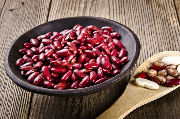 Đậu thận đỏ có chứa độc tố phytohaemagglutinin. Để loại bỏ độc tố này, phải luộc đậu tối thiểu 10 phút trước khi chế biến. Sau khi sôi, tuyệt đối không nên đun đậu bằng lửa nhỏ trong thời gian dài vì làm như vậy sẽ làm tăng độc tính của đậu thận đỏ. Các triệu chứng khi ăn phải đậu thận vẫn còn độc tố là nôn mửa nặng. (Ảnh: Authority Nutrition)
