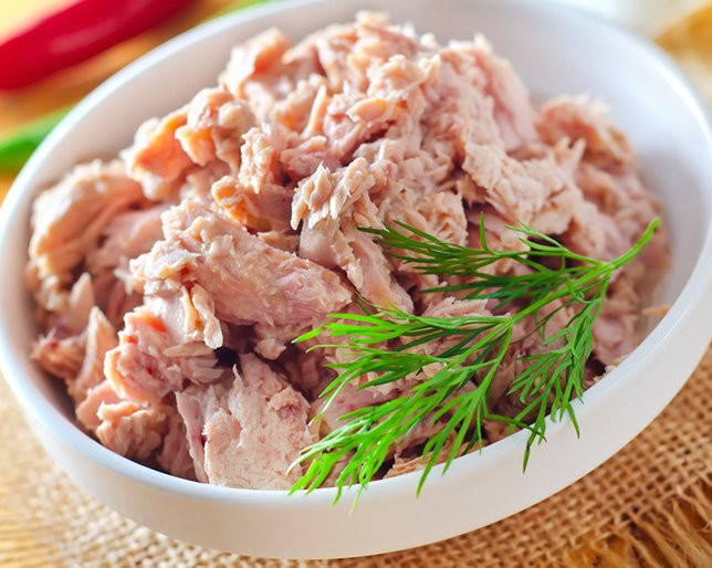Cá ngừ chứa nhiều thủy ngân hơn rất nhiều loại cá khác, việc thừa thủy ngân sẽ gây nhiều tác dụng phụ đáng cảnh báo như ảnh hưởng đến thị giác, thính giác và ngôn ngữ, thiếu phối hợp vận động, yếu cơ. Thực phẩm không nên ăn nhiều này vẫn có thể góp mặt trong chế độ dinh dưỡng nhưng chỉ nên ăn các loại cá ngừ hộp làm từ cá ngừ nhỏ vì có hàm lượng thủy ngân thấp hơn. Số lượng vừa phải là 3-5 hộp mỗi tuần. (Ảnh: womanshealth)