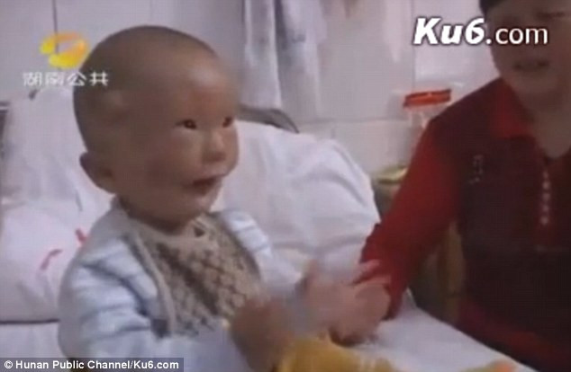 Sống trong một vùng nông thôn nghèo khó và vẫn quá truyền thống, gia đình bé Huikang đều bị hàng xóm trêu chọc và coi thường vì sinh ra một đứa con như Huikang. Đến năm 2010 khi đi khám ở bệnh viện Changsha thì trường hợp của Huikang mới được dư luận biết tới.