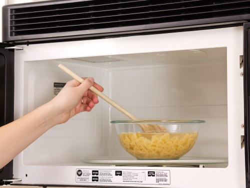 Có một số bằng chứng cho thấy các chất hóa học có trong bao bì đóng gói sẽ ngấm vào thức ăn khi nấu trong lò vi sóng và gây ung thư. Nhưng hầu hết các loại bao bì và đồ đựng thực phẩm hiện nay đều được sản xuất để phù hợp với lò vi sóng. Như vậy, nếu các sản phẩm đóng gói có ghi là an toàn khi dùng trong lò vi sóng thì người tiêu dùng có thể yên tâm.